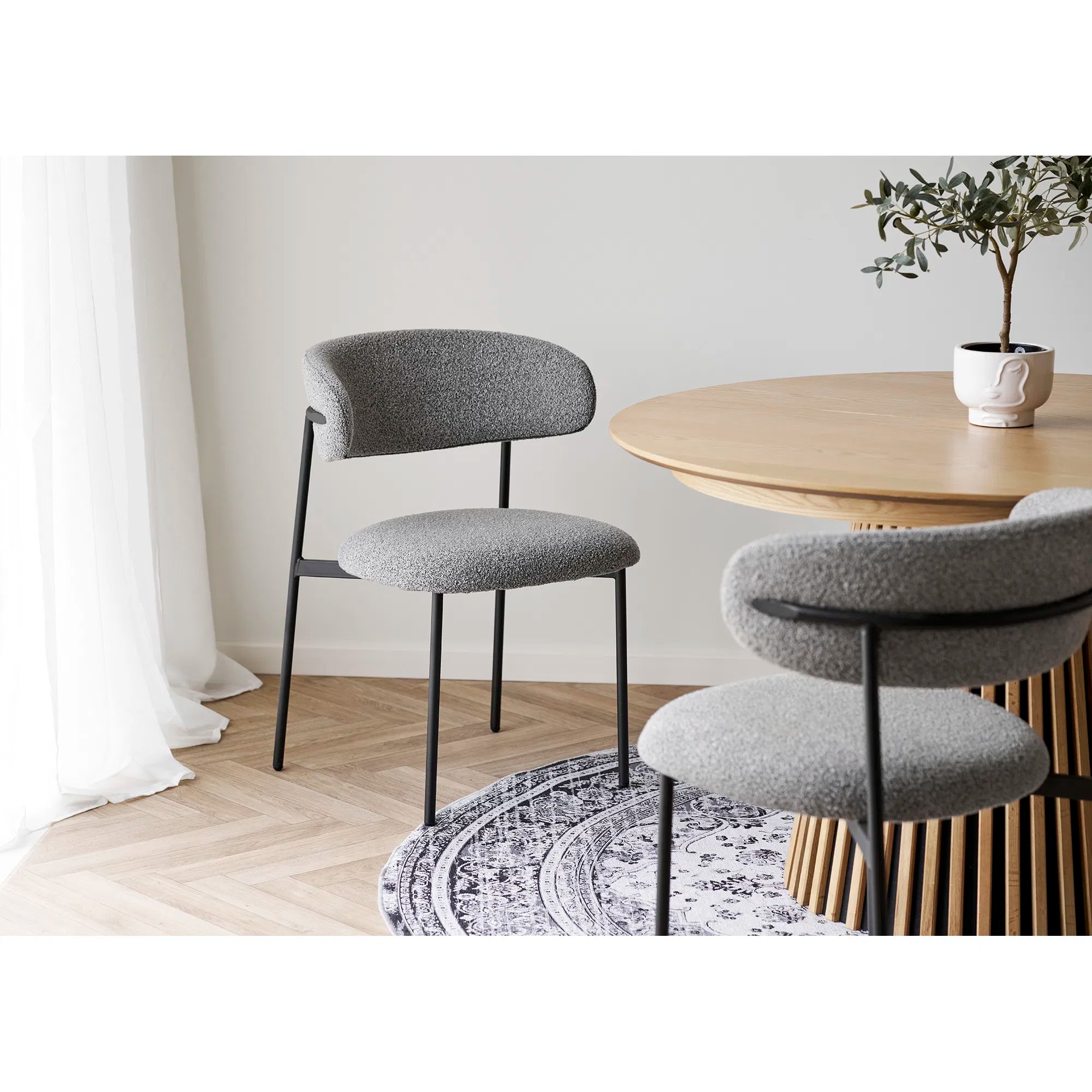 Mira Dining Chair – ljusgrå bouclé