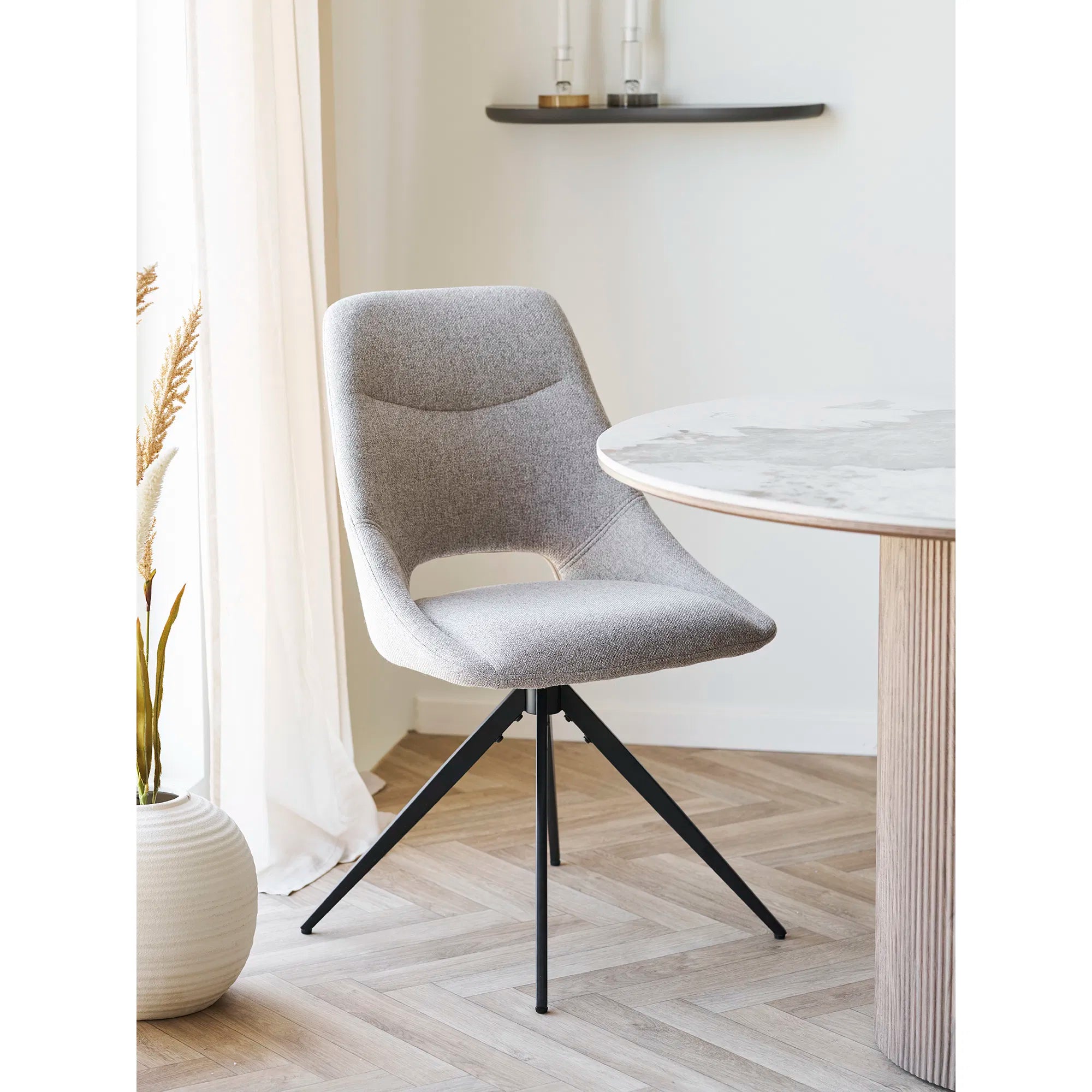 Dokka Dining Chair – sandfärgad snurrstol