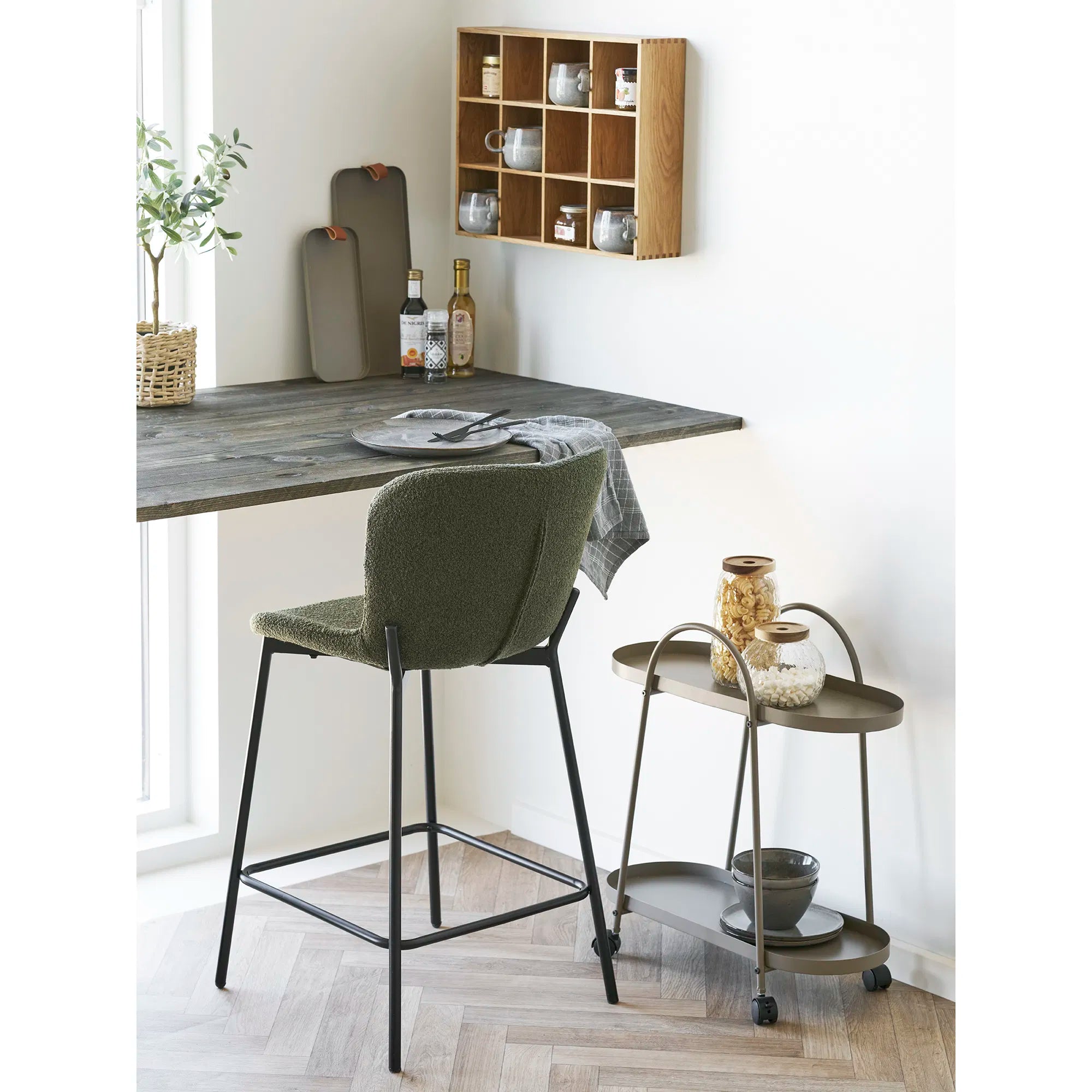 Maceda Counter Chair – counterstol i grön bouclé