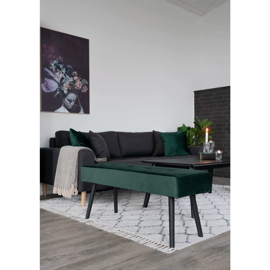 Skiby Bench – sammetsbänk i mörkgrönt