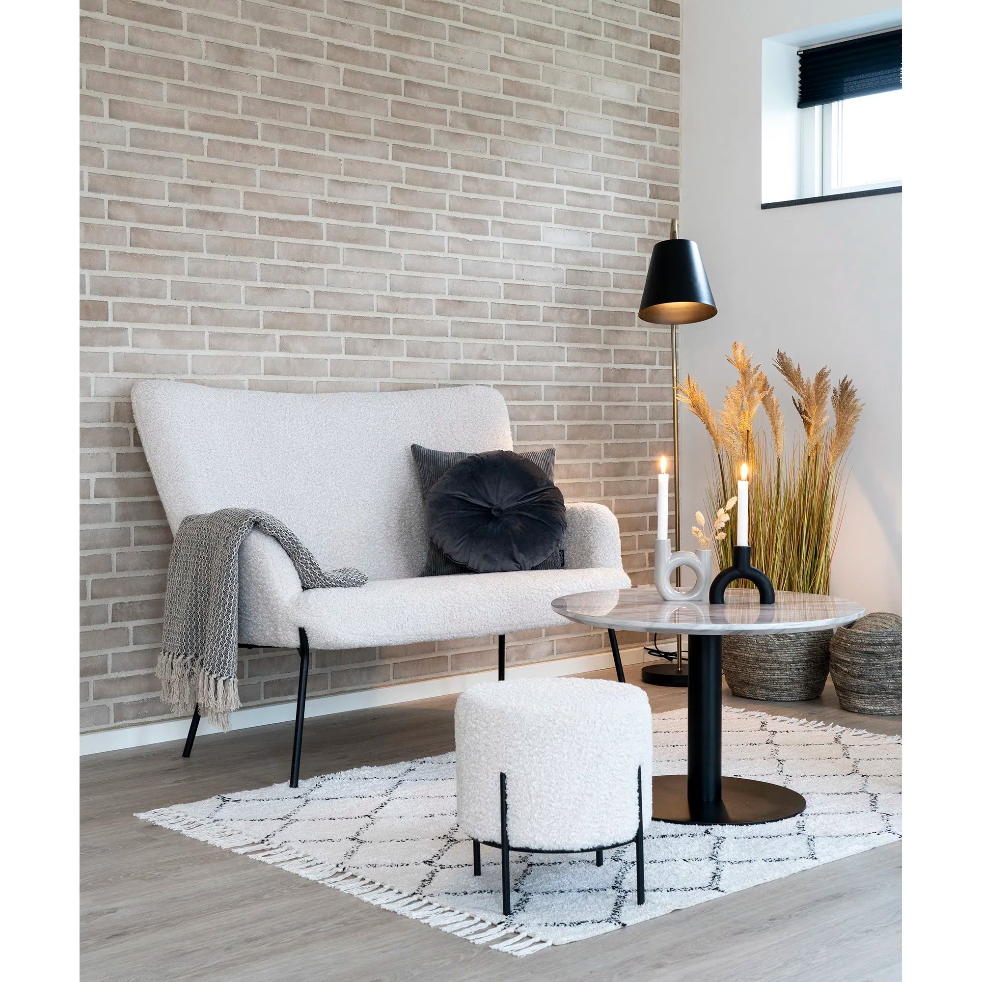Bolzano soffbord – marmorerad skiva & svart underrede