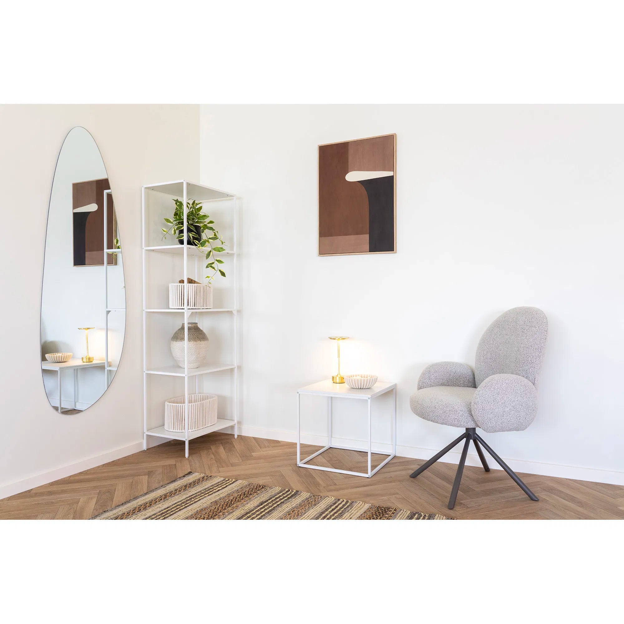 Vita – vitt sidobord i metall