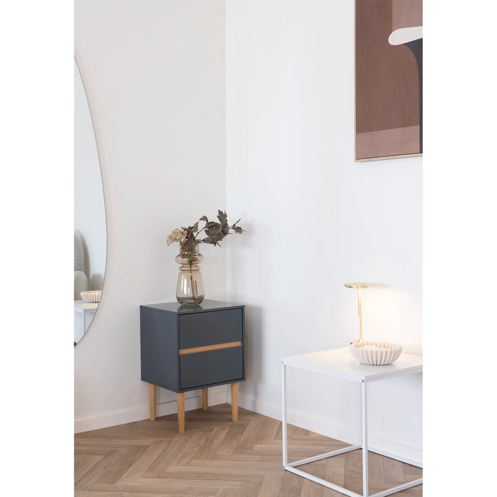 Vita – vitt sidobord i metall