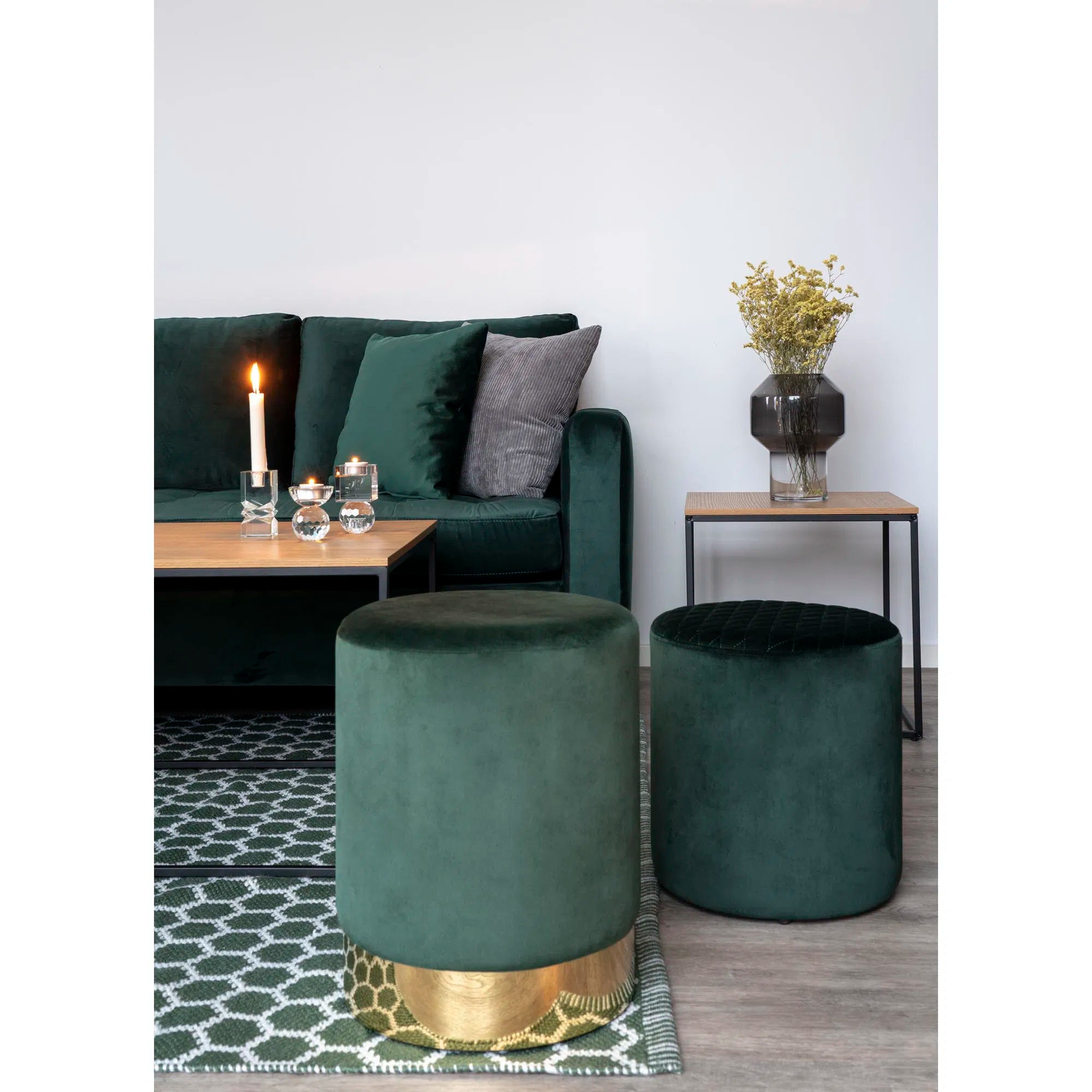 Vita – sidobord med eklook och svart metallram