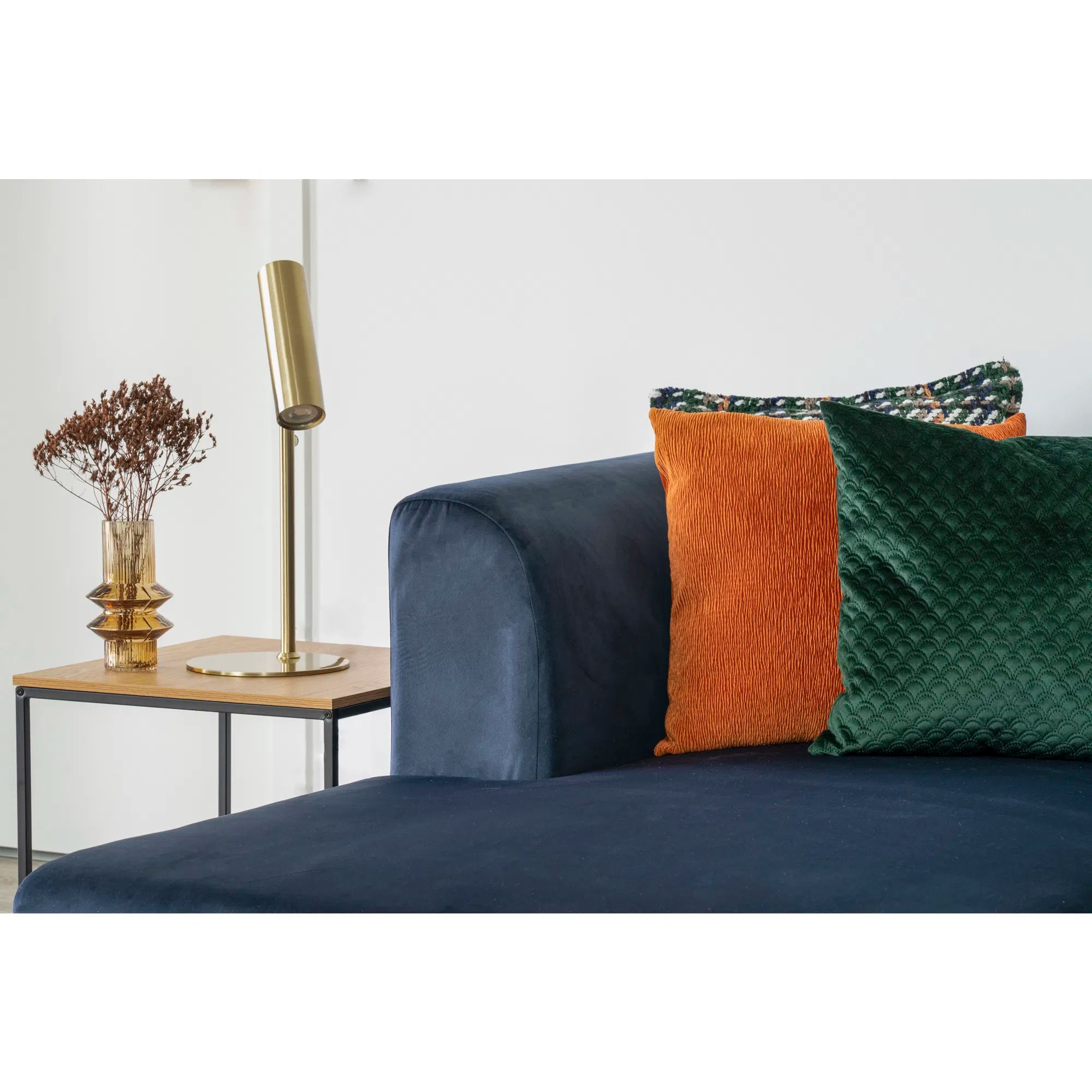 Vita – sidobord med eklook och svart metallram