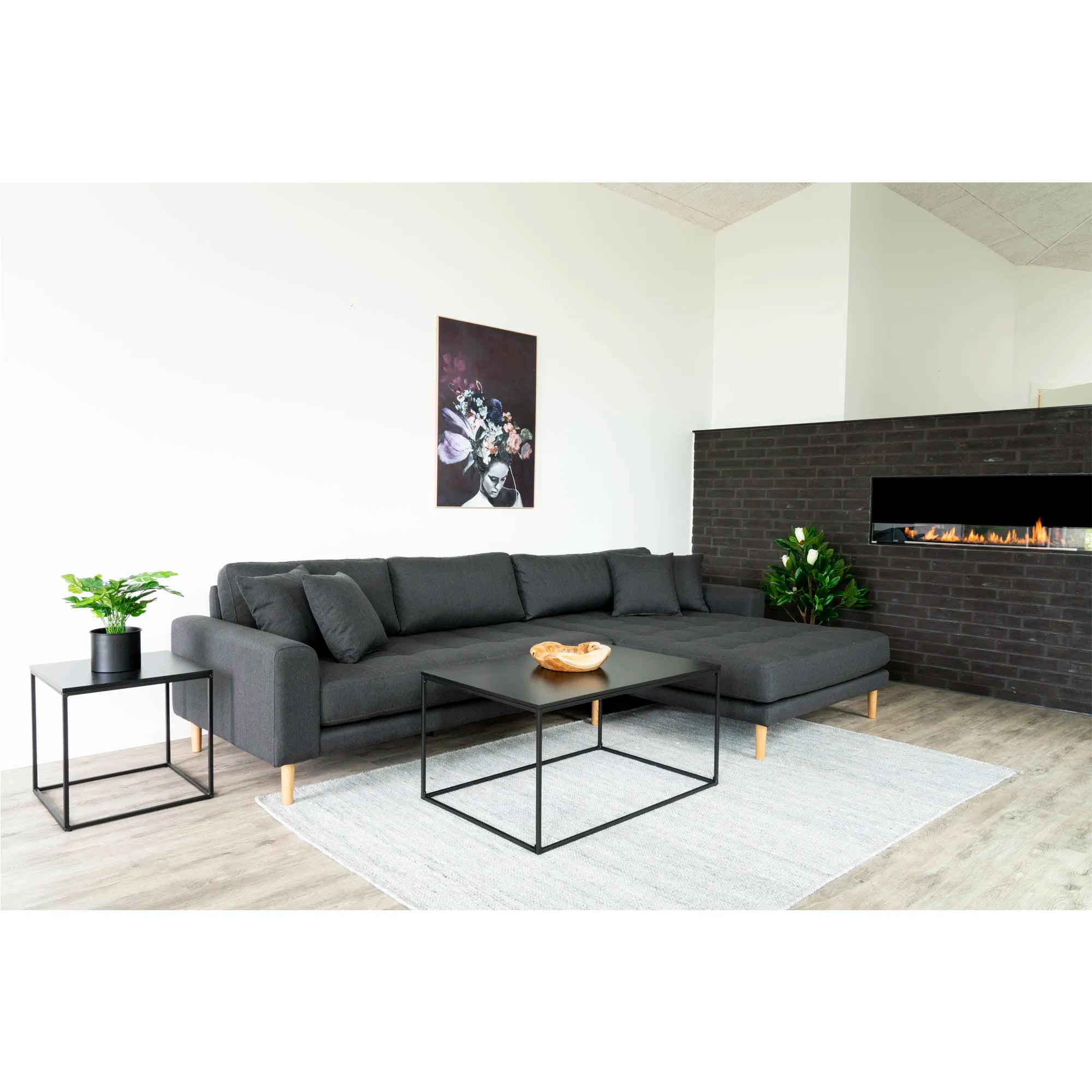 Vita – soffbord i svart med stilren metallram