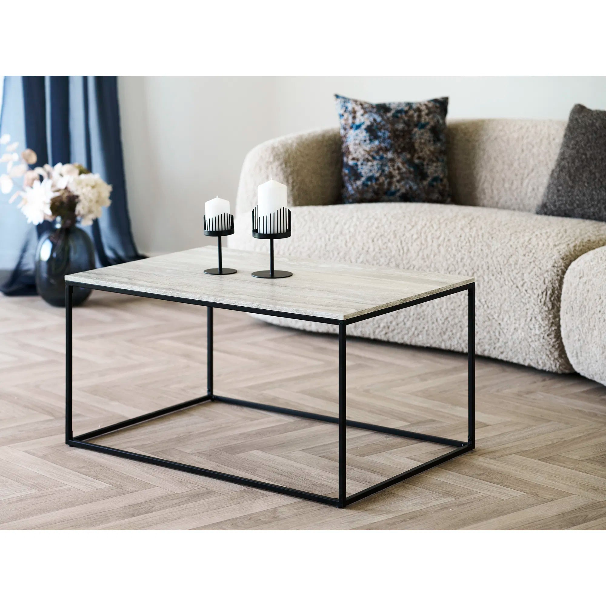 Vita – rektangulärt soffbord med travertinlook och svart metallram