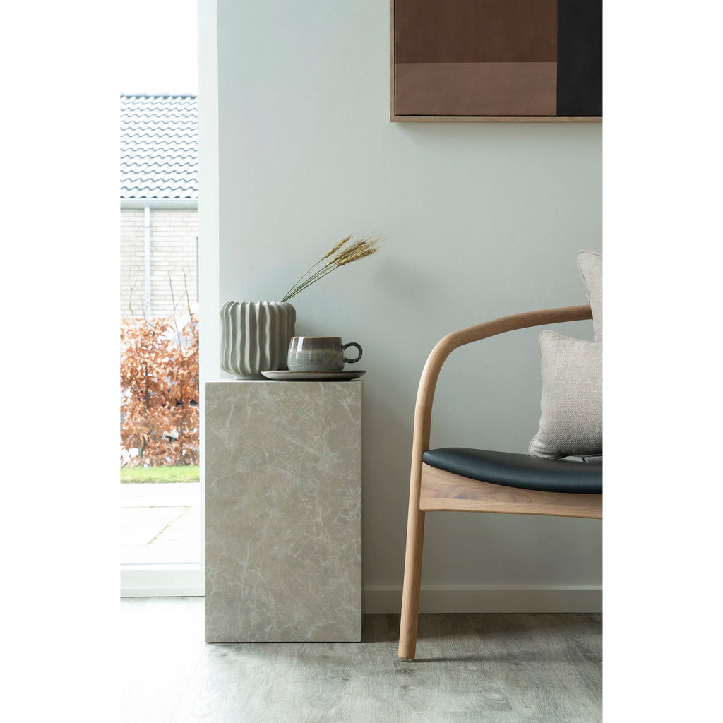 Prague – smalt sidobord i beige marmorkänsla