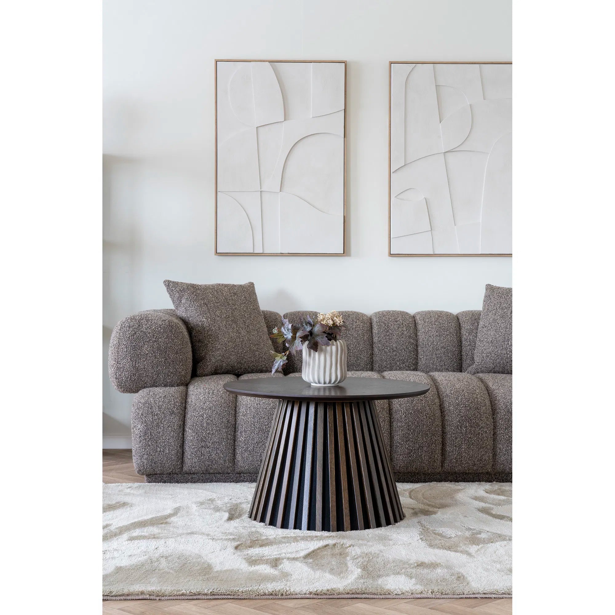 Osaka – runt soffbord i rökt ekfanér med ribbad bas