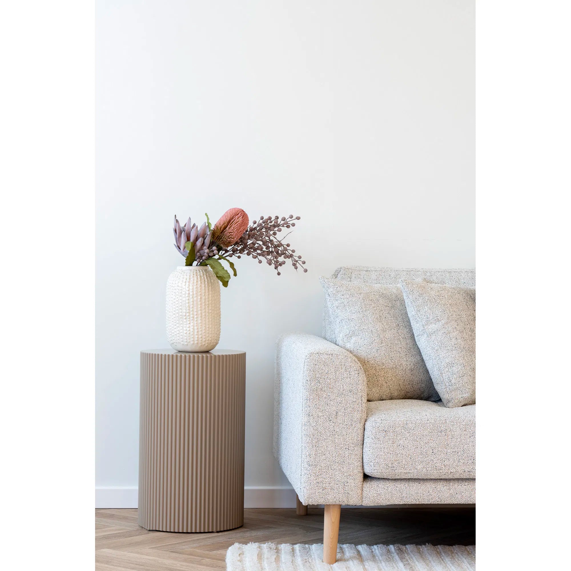 Farense – sidobord i sandfärgad ribbad design