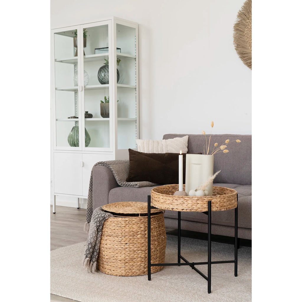 Naro – runt sidobord i naturfiber och metall