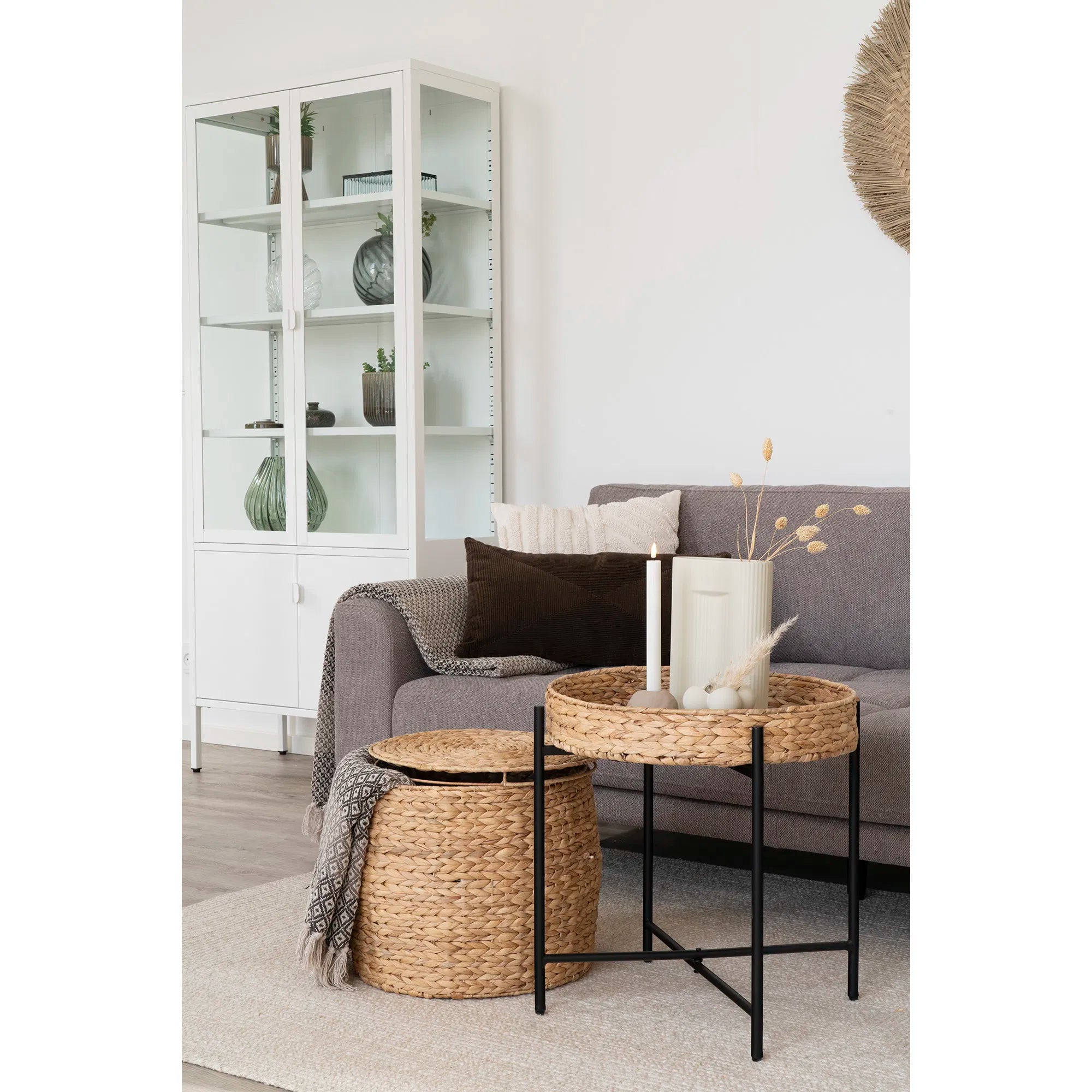 Naro – runt sidobord i naturfiber och metall