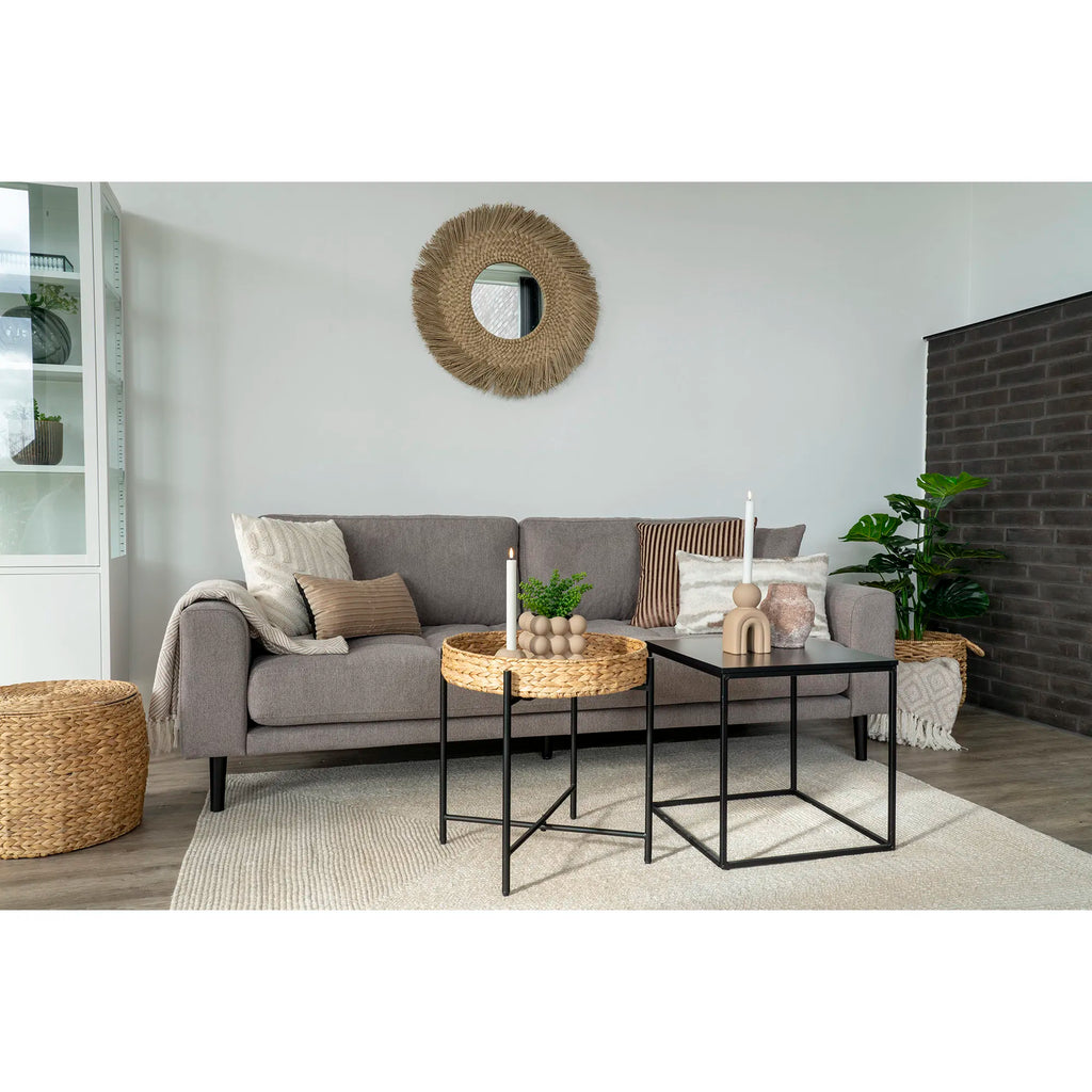 Naro – runt sidobord i naturfiber och metall