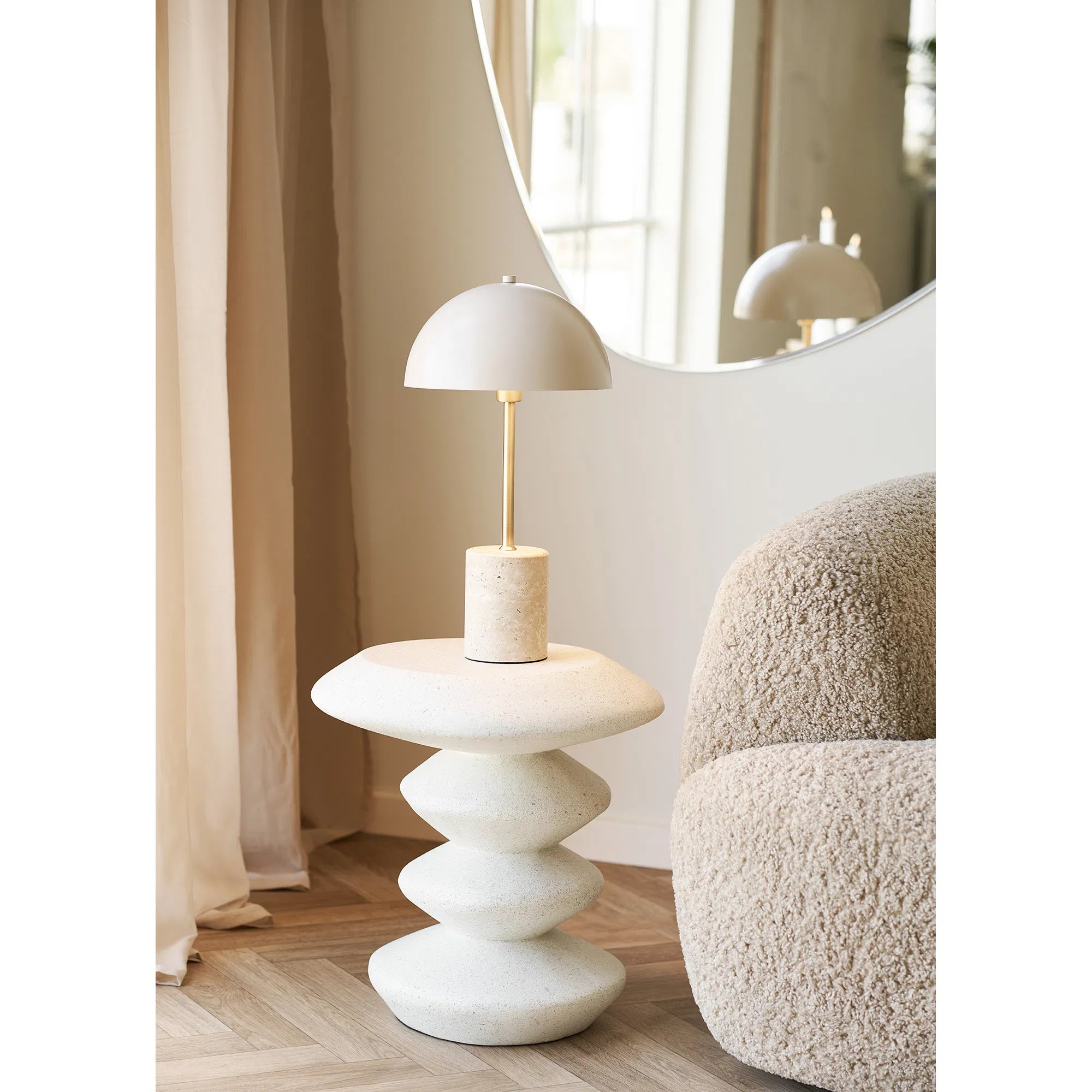 Blackburn – skulpturalt sidobord i vit fiberclay