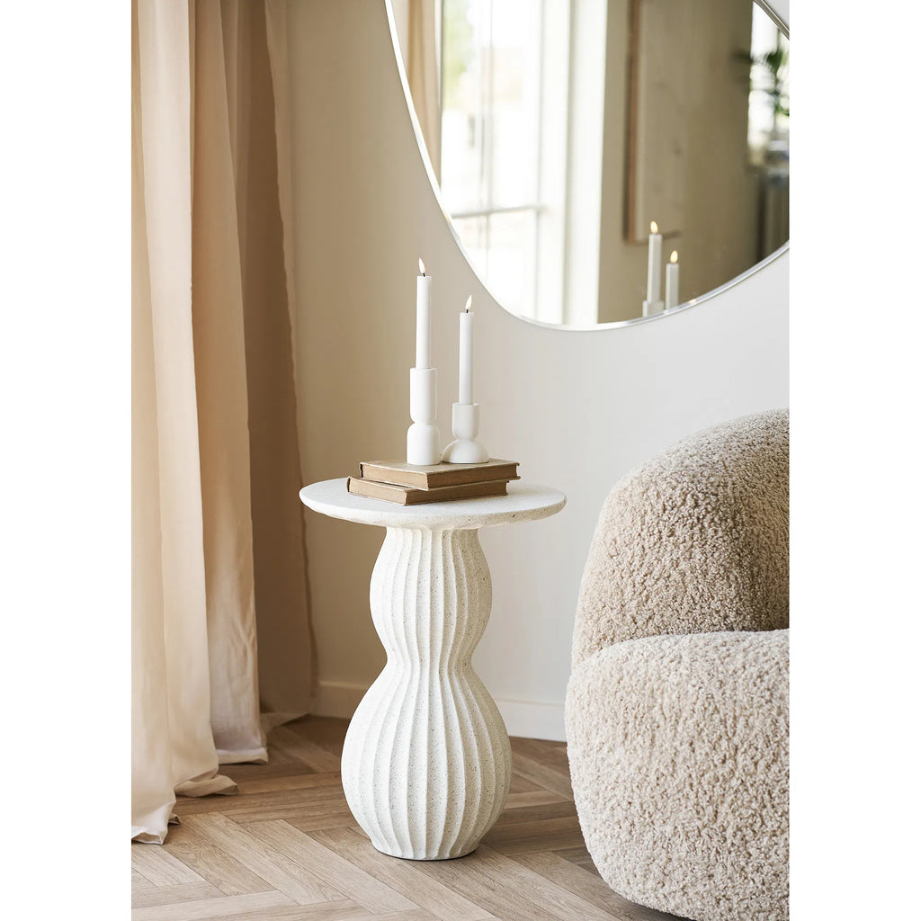 Newtown – skulpturalt sidobord i vit fiberclay