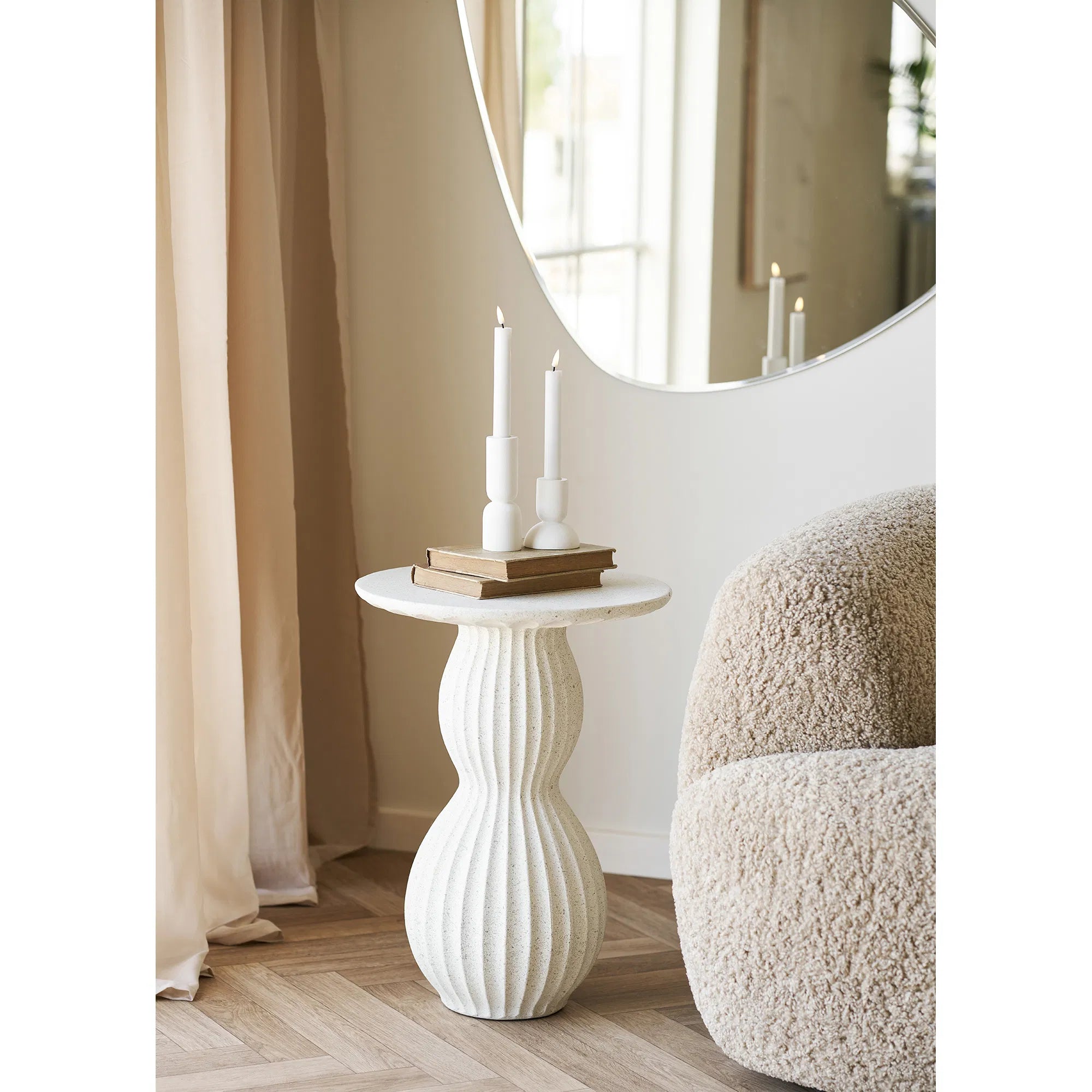 Newtown – skulpturalt sidobord i vit fiberclay
