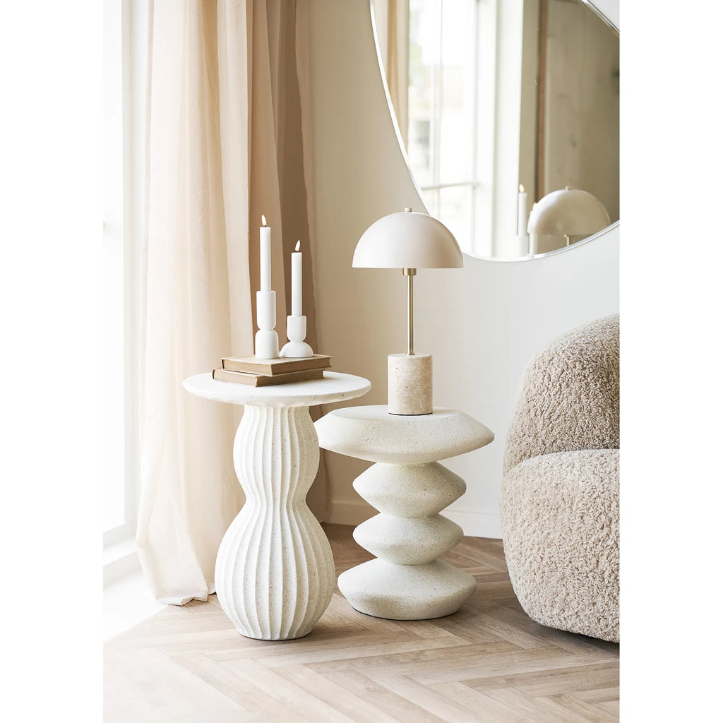 Newtown – skulpturalt sidobord i vit fiberclay
