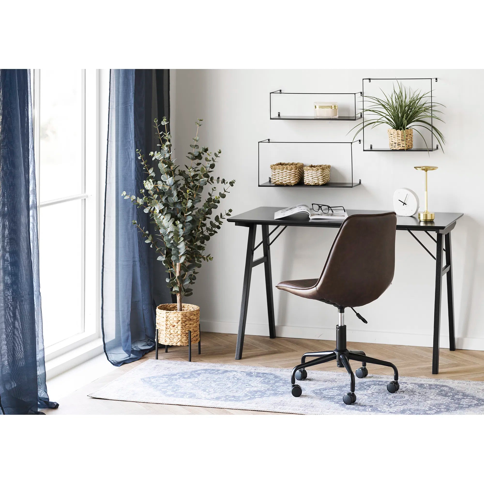 Elegant glasbox med mässingsdetalj – nude