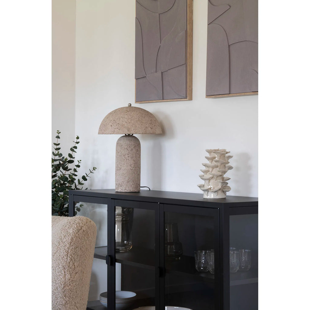 Astley bordslampa – skulptural lampa i stenbeige papier-maché
