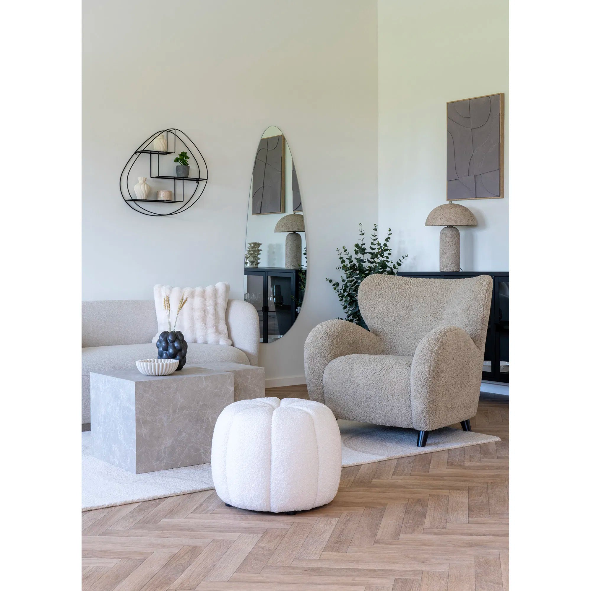 Astley bordslampa – skulptural lampa i stenbeige papier-maché