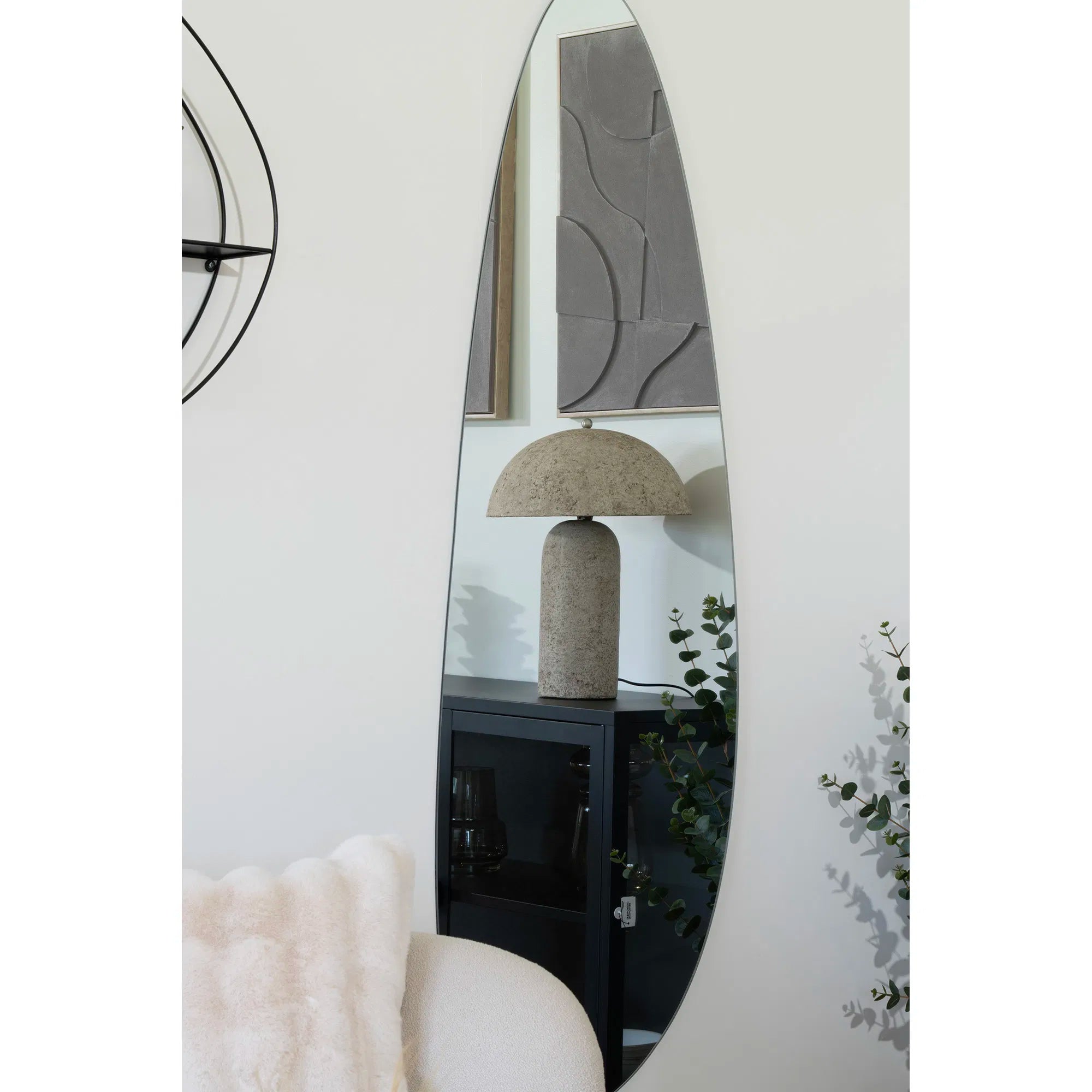 Astley bordslampa – skulptural lampa i stenbeige papier-maché