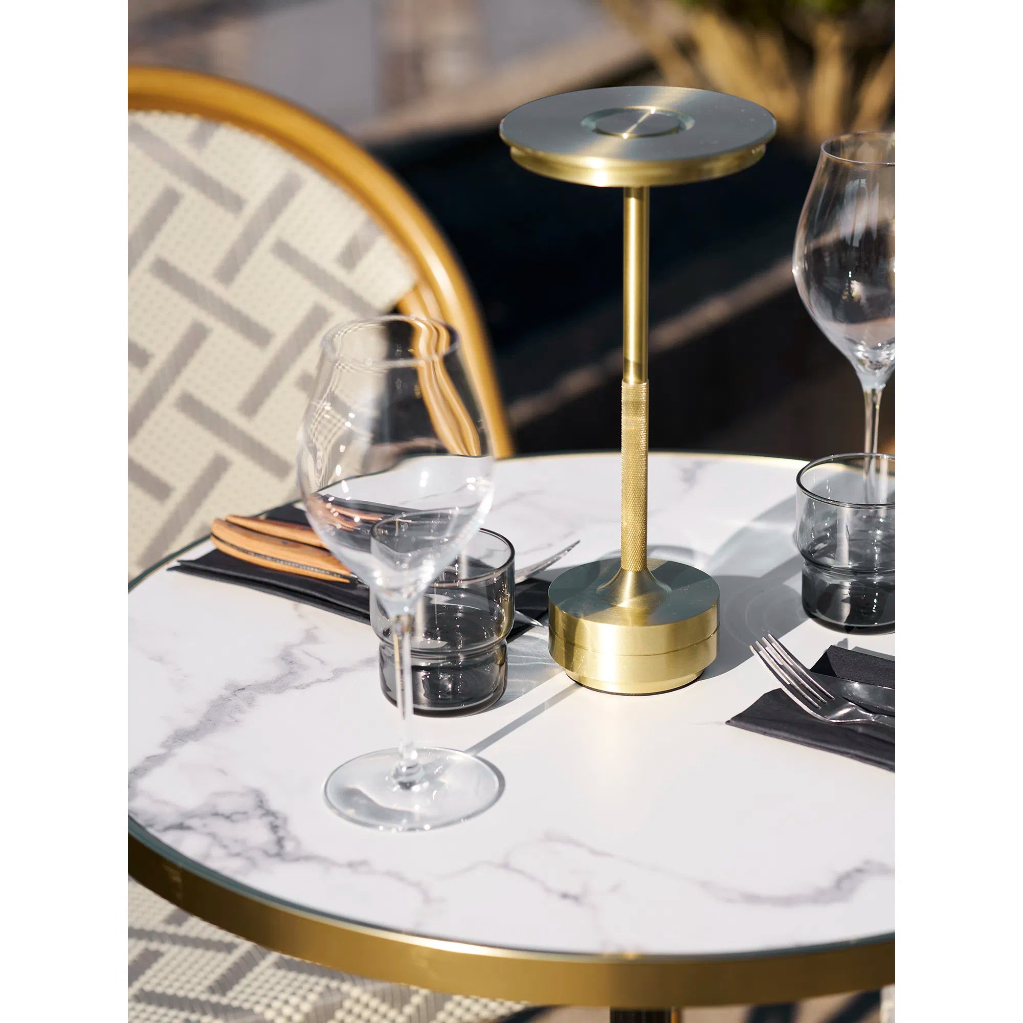 Lyneham bordslampa – uppladdningsbar LED-lampa i mässing