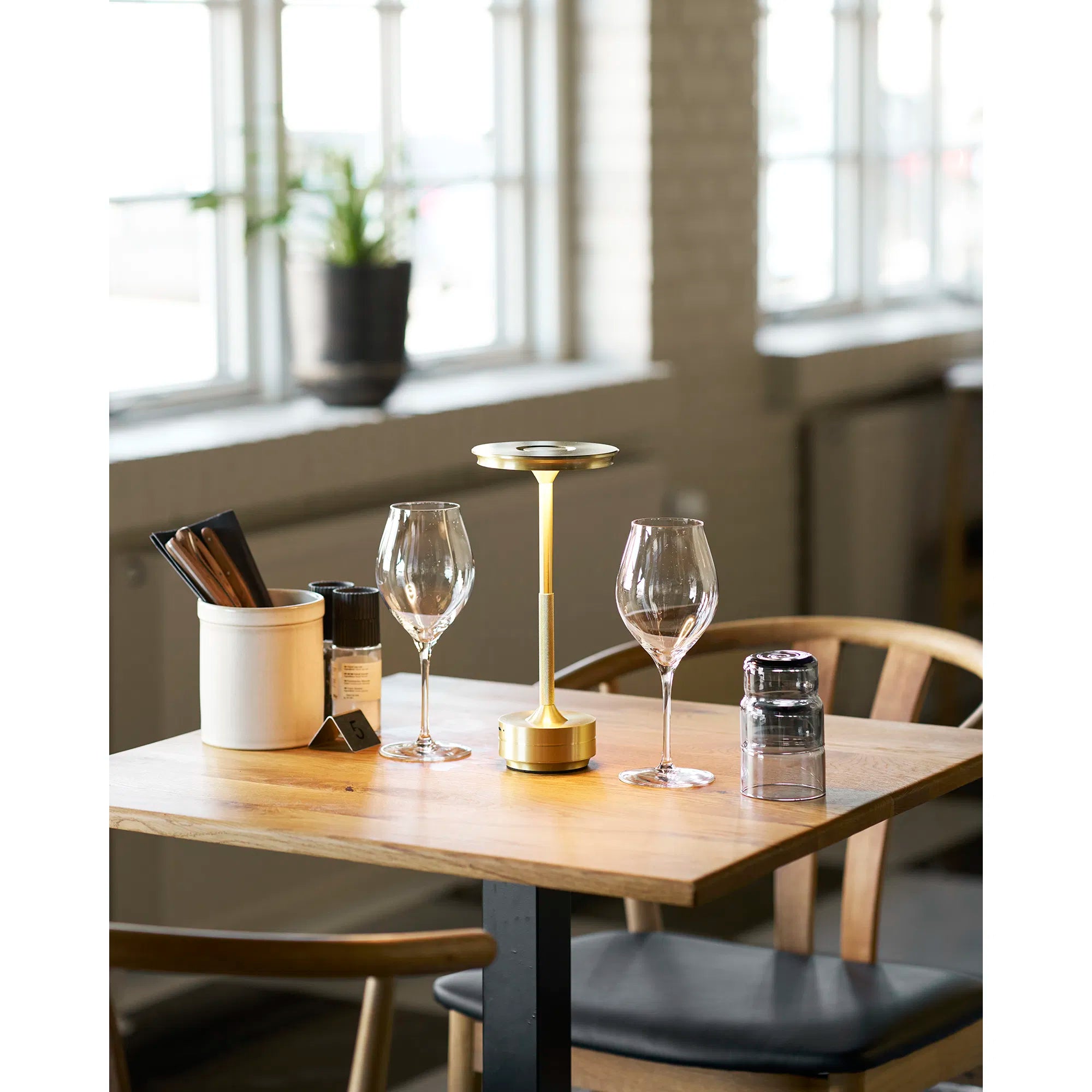 Lyneham bordslampa – uppladdningsbar LED-lampa i mässing