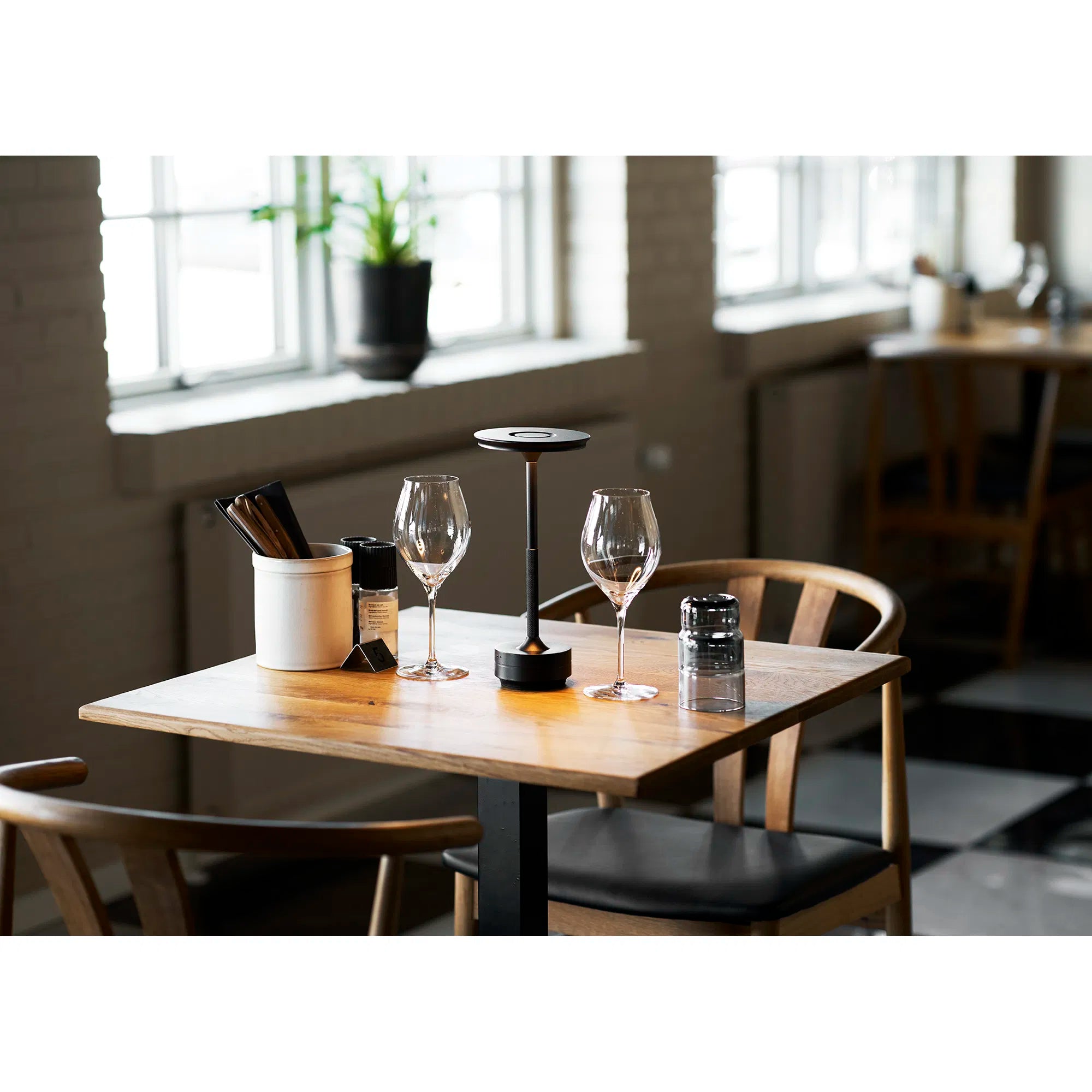 Lyneham bordslampa – uppladdningsbar LED-lampa i svart aluminium