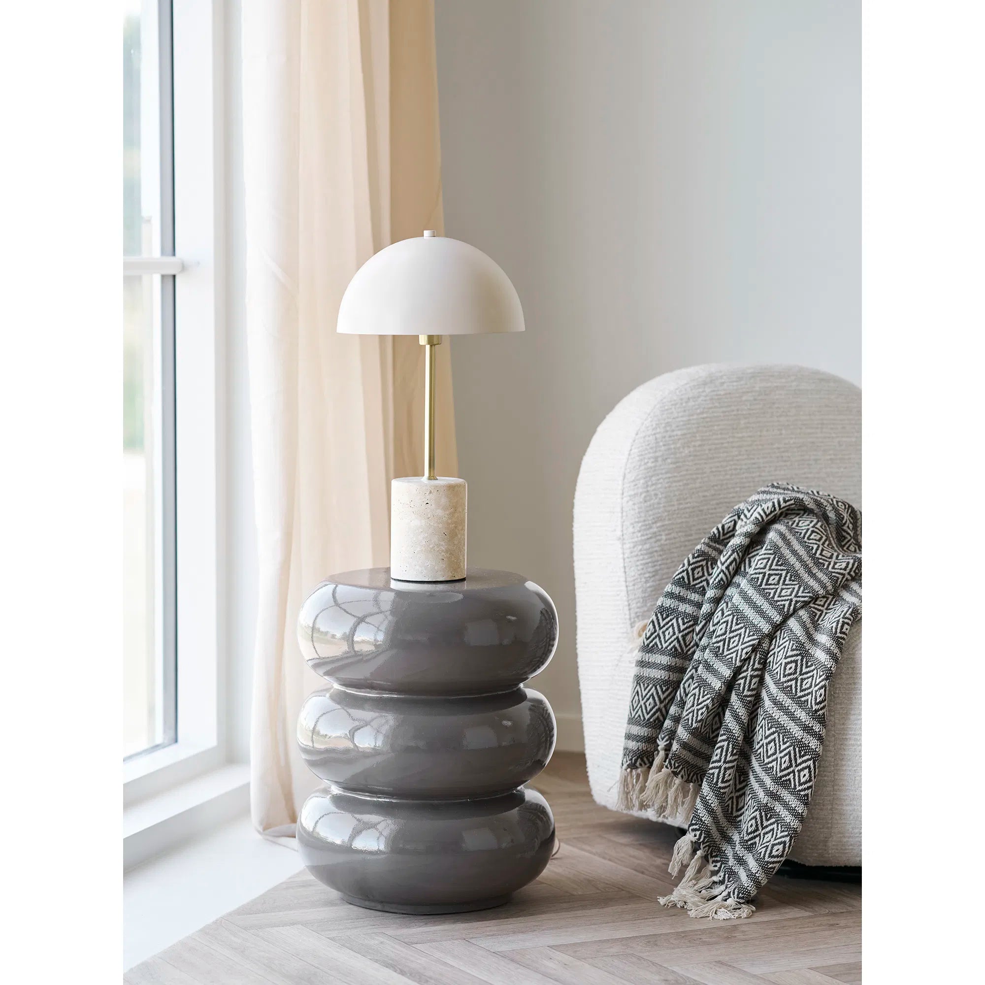 Sheffield bordslampa – elegant marmor- och metallampa i beige