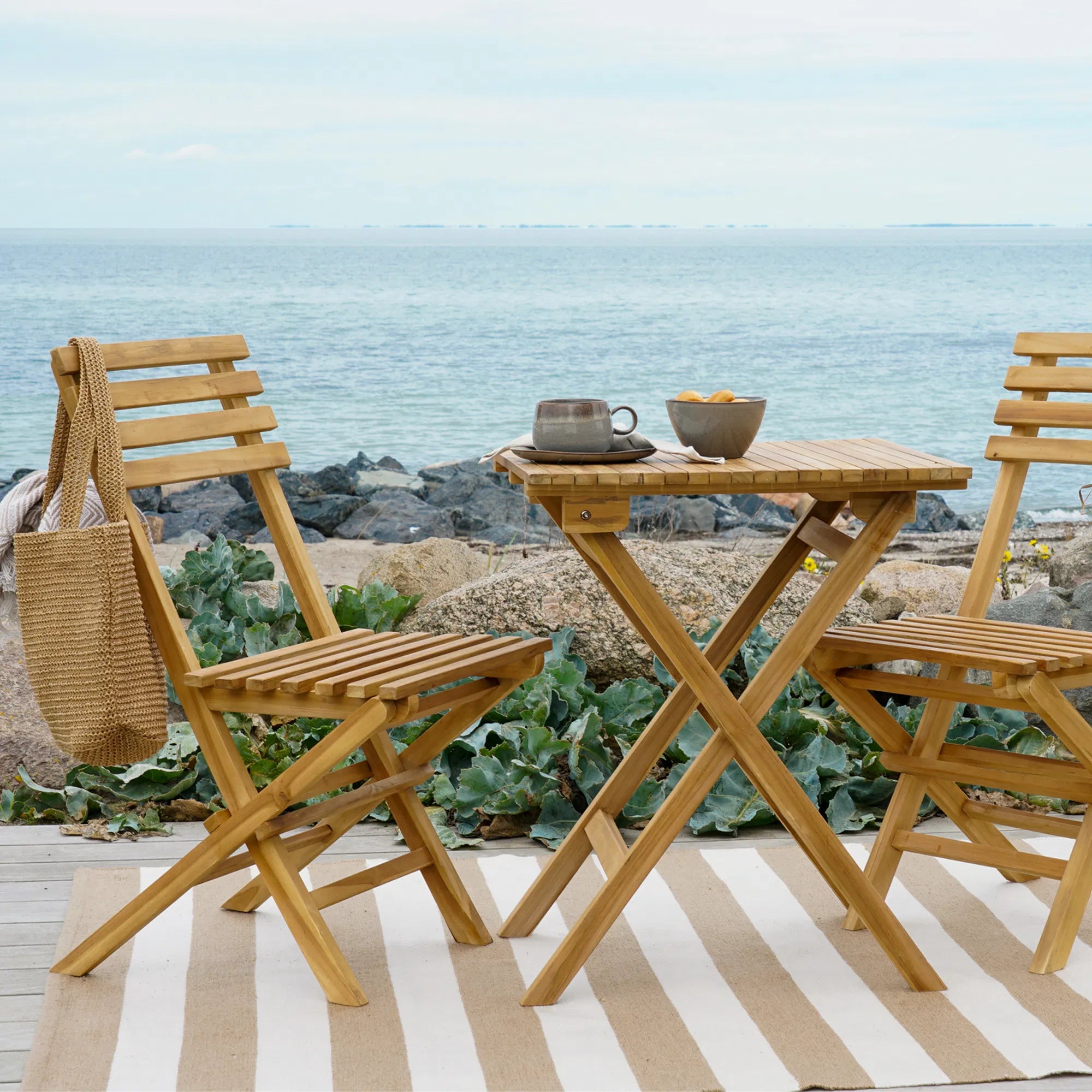 Cuenca caféset – cafébord med två stolar i teak