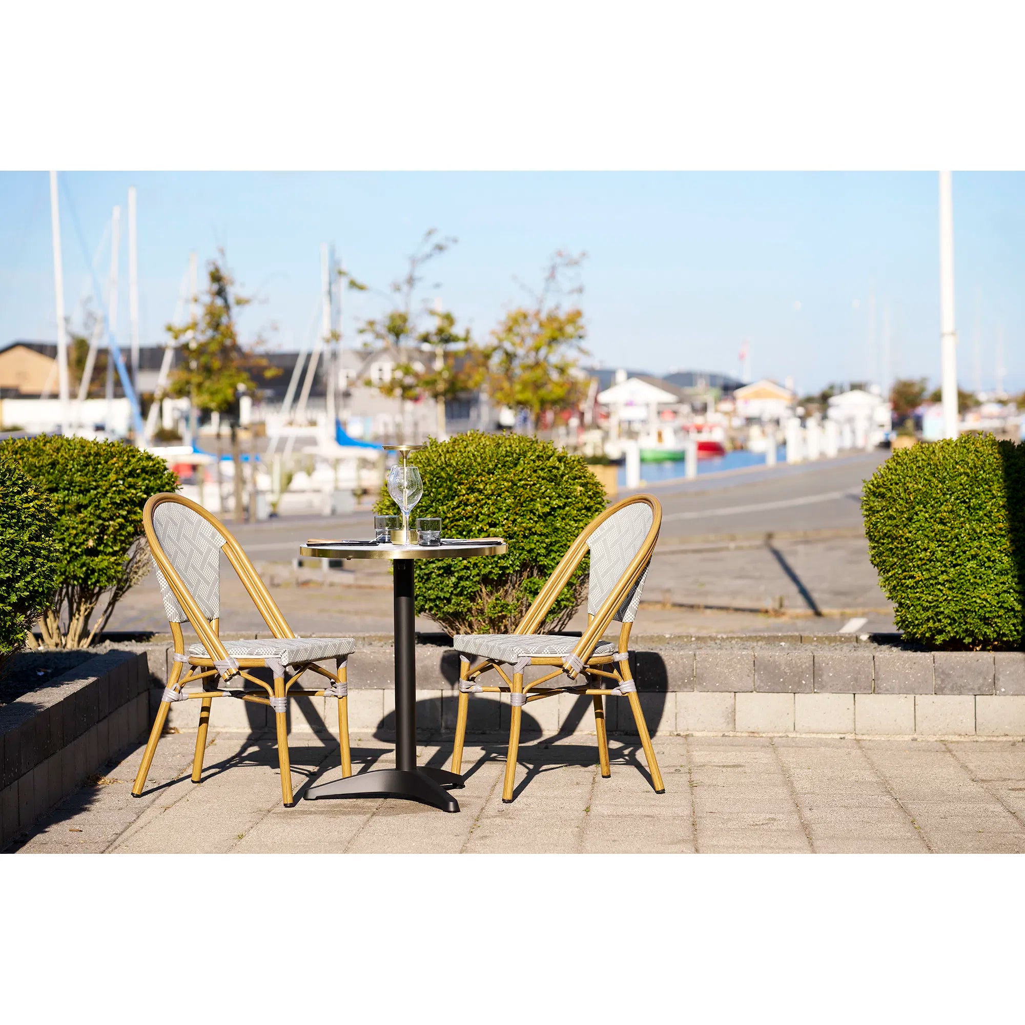 Bistrobord – elegant marmorkänsla med guldkant